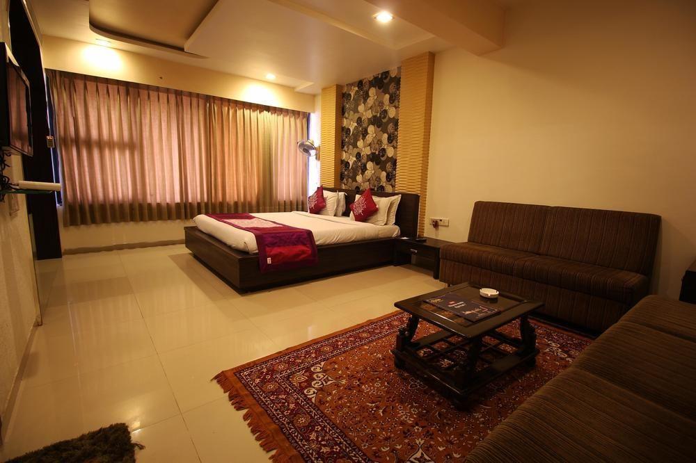 Oyo Premium Law Garden C G Road Hotell Ahmedabad Eksteriør bilde