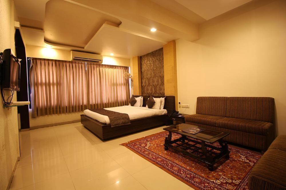 Oyo Premium Law Garden C G Road Hotell Ahmedabad Eksteriør bilde