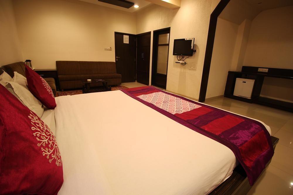 Oyo Premium Law Garden C G Road Hotell Ahmedabad Eksteriør bilde